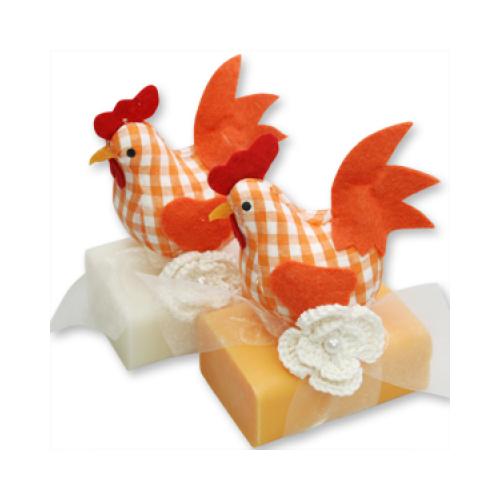 Schapenmelkzeep 100g, gedecoreerd met een stoffen haan, klassiek